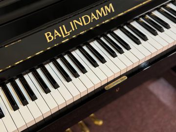 Ballindamm B-133 Upright Piano keys