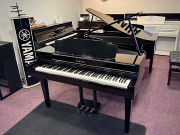 Ebony Used Yamaha CLP-565GP Clavinova