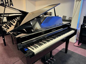Used Yamaha CLP-565GP Clavinova open lid