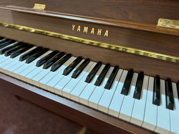 Yamaha E108 Upright Piano keyboard