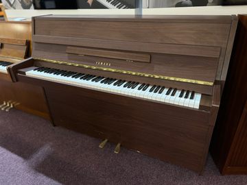 Yamaha E108 Upright Piano in walnut open pore