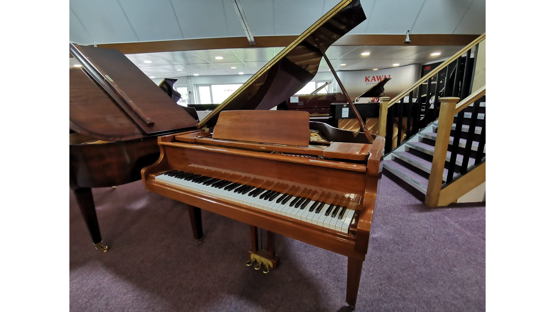 Reid-Sohn Baby Grand Piano SG-140A side view