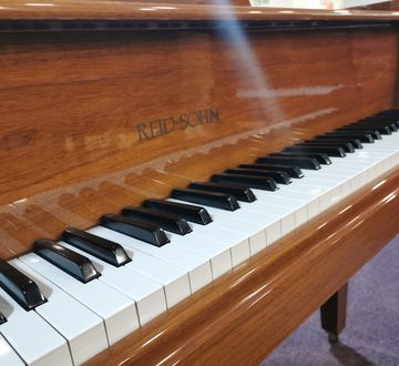 Reid-Sohn Baby Grand Piano SG-140A close-up