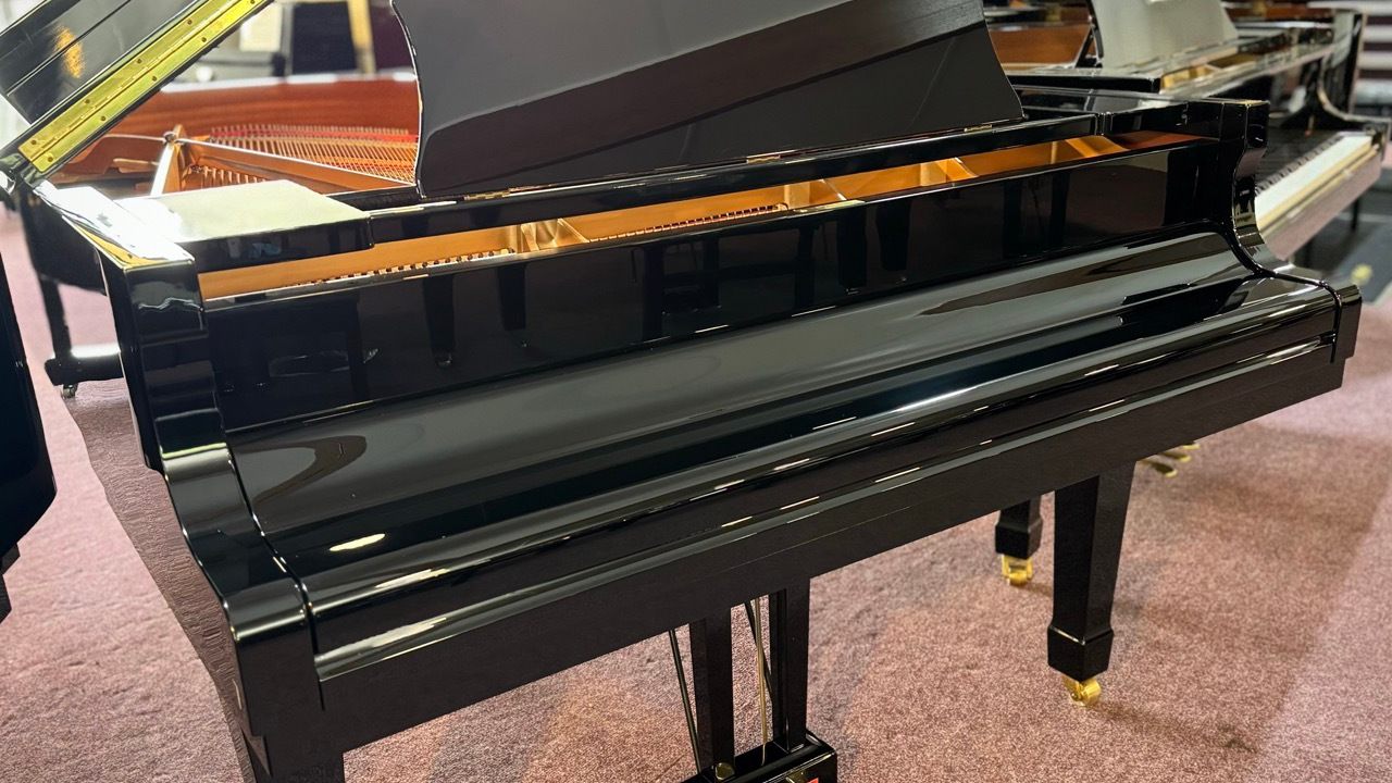 Used Yamaha C3 Grand Piano closed lid