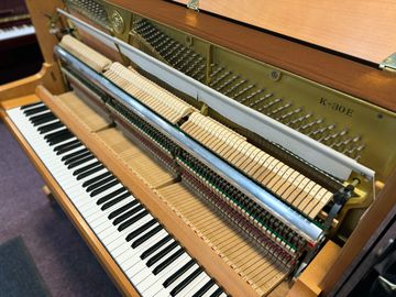 Kawai K-30e Beech Upright piano keyboard