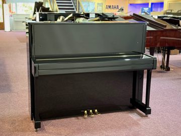 Yamaha B121 (B3) Piano lid closed