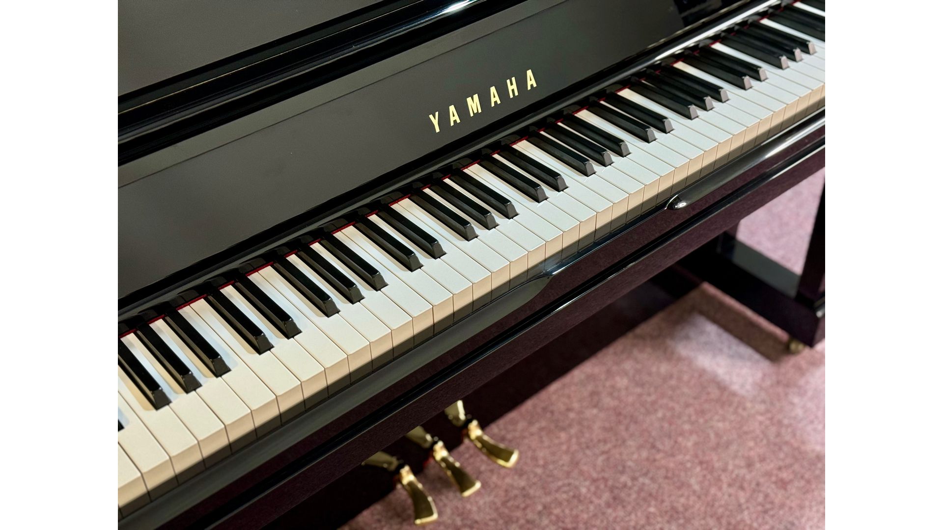 Yamaha UX30 Upright Piano keys